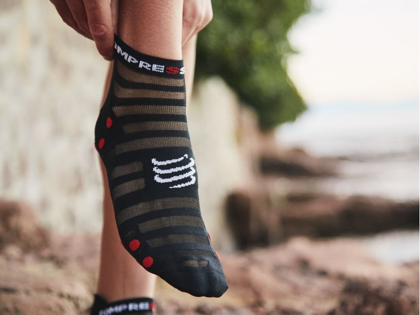 PRO RACING SOCKS V4.0 ULTRALIGHT RUN LOW - BLACK/RED